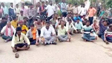 RAIPUR : अवैध देवार डेरा बस्ती को हटाने की मांग को लेकर लोगों ने किया चक्काजाम