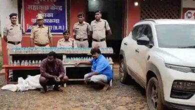 पुलिसकर्मी की कार से शराब तस्करी: 10 पेटी देसी शराब जब्त, दो गिरफ्तार