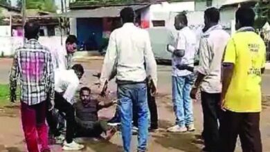 рдХрд╛рдВрдЧреНрд░реЗрд╕ рдкрд╛рд░реНрд╖рдж рдХреЗ рдкрддрд┐-рджреЗрд╡рд░ рдХреА рд▓рд╛рдд-рдШреВрд╕реЛрдВ рд╕реЗ рдкрд┐рдЯрд╛рдИ, рдкреЭреЗ рдкреВрд░реА рдЦрдмрд░ рдХрд╛рдВрдЧреНрд░реЗрд╕ рдкрд╛рд░реНрд╖рдж рдХреЗ рдкрддрд┐-рджреЗрд╡рд░ рдХреА рд▓рд╛рдд-рдШреВрд╕реЛрдВ рд╕реЗ рдкрд┐рдЯрд╛рдИ, рдкреЭреЗ рдкреВрд░реА рдЦрдмрд░