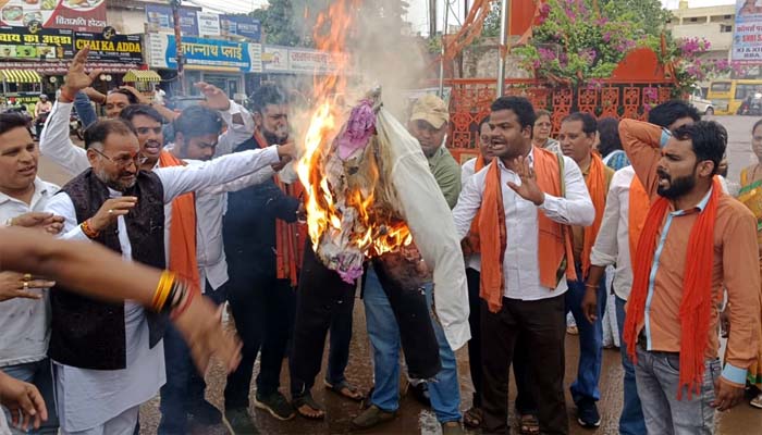 युवा मोर्चा जिला भिलाई के कार्यकर्ताओं ने किया राहुल गांधी का पुतला दहन युवा मोर्चा जिला भिलाई के कार्यकर्ताओं ने किया राहुल गांधी का पुतला दहन
