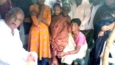 बारिश के बीच वनांचल गांव सोनवाही पहुंचे भूपेश बघेल, बैगा बाहुल क्षेत्र में डायरिया से मृत पीड़ित परिवार से मिले बारिश के बीच वनांचल गांव सोनवाही पहुंचे भूपेश बघेल, बैगा बाहुल क्षेत्र में डायरिया से मृत पीड़ित परिवार से मिले