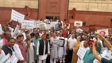 संसद भवन परिसर में विपक्ष का बजट के खिलाफ विरोध प्रदर्शन