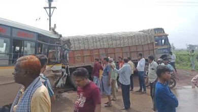 रायपुर : सिटी बस और ट्रक की टक्कर, 20 लोग घायल