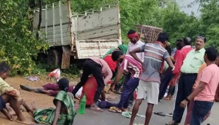 मजदूरों से भरी पिकअप पलटी, तीन की मौत 20 घायल मजदूरों से भरी पिकअप पलटी, तीन की मौत 20 घायल
