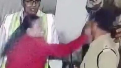 स्पाइसजेट की कर्मचारी ने एयरपोर्ट पर CISF जवान को थप्पड़ मारा स्पाइसजेट की कर्मचारी ने एयरपोर्ट पर CISF जवान को थप्पड़ मारा