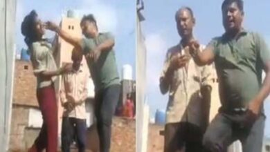 बिल्डर की सरेआम गुंडागर्दी, थप्पड़ मारकर नाबालिग लड़की को छत से फेंका बिल्डर की सरेआम गुंडागर्दी, थप्पड़ मारकर नाबालिग लड़की को छत से फेंका
