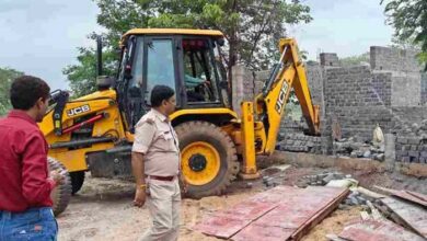 सेजबहार में सरकारी जमीन से हटाया गया बेजा कब्जा, पक्के निर्माण और तार फेंसिग घेरा भी तोड़ा