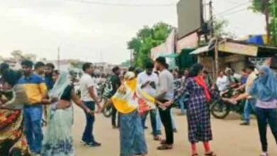 2 लोगों की मौत पर क्षेत्रवासियों में आक्रोश, बीएमओ को हटाने की मांग में चक्का जाम 2 लोगों की मौत पर क्षेत्रवासियों में आक्रोश, बीएमओ को हटाने की मांग में चक्का जाम