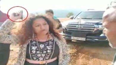 IAS पूजा खेडकर की मां को पुलिस ने हिरासत में लिया  IAS पूजा खेडकर की मां को पुलिस ने हिरासत में लिया