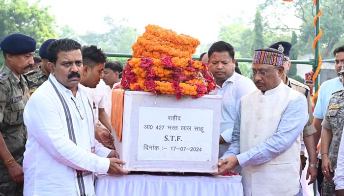 नक्सल हमले में शहीद जवान को CM समेत मंत्रियों ने दी श्रद्धांजलि नक्सल हमले में शहीद जवान को CM समेत मंत्रियों ने दी श्रद्धांजलि