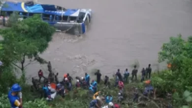 ब्रेकिंग: 63 यात्रियों से भरी बस भू स्खलन से नदी में गिरी