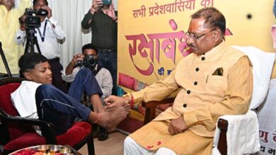 рд╣рд╛рде рдирд╣реАрдВ, рдкреИрд░реЛрдВ рд╕реЗ рдореБрдЦреНрдпрдордВрддреНрд░реА рдХреЛ рд╡рд░реНрд╖рд╛ рдиреЗ рдмрд╛рдВрдзреА рд░рд╛рдЦреА рд╣рд╛рде рдирд╣реАрдВ, рдкреИрд░реЛрдВ рд╕реЗ рдореБрдЦреНрдпрдордВрддреНрд░реА рдХреЛ рд╡рд░реНрд╖рд╛ рдиреЗ рдмрд╛рдВрдзреА рд░рд╛рдЦреА