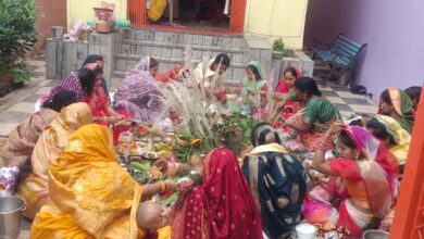 वार्ड नंबर 08 स्थित जानकी रमण शिवालय मन्दिर में माताओं ने किया हलषष्ठी व्रत पर विधि विधान से पूजन