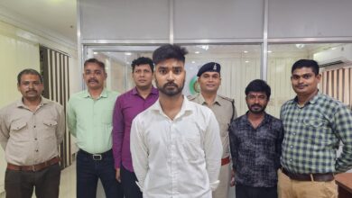 रायपुर : शेयर ट्रेडिंग के नाम पर 2.92 करोड़ की ठगी, आरोपी को पुलिस ने दबोचा रायपुर : शेयर ट्रेडिंग के नाम पर 2.92 करोड़ की ठगी, आरोपी को पुलिस ने दबोचा