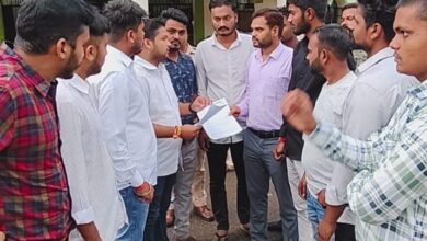 विधायक देवेंद्र के गिरफ्तारी के विरोध में उतरी एनएसयूआई,पांच सूत्रीय मांगों को लेकर राज्यपाल के नाम सौपा ज्ञापन विधायक देवेंद्र के गिरफ्तारी के विरोध में उतरी एनएसयूआई,पांच सूत्रीय मांगों को लेकर राज्यपाल के नाम सौपा ज्ञापन