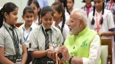 रक्षाबंधन पर स्कूली छात्राओं से प्रधानमंत्री मोदी ने बंधवाई राखी रक्षाबंधन पर स्कूली छात्राओं से प्रधानमंत्री मोदी ने बंधवाई राखी