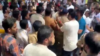 ABVP-NSUI कार्यकर्ताओं में बवाल, रोकने पहुंचे पुलिसकर्मियों को भी पीटा ABVP-NSUI कार्यकर्ताओं में बवाल, रोकने पहुंचे पुलिसकर्मियों को भी पीटा