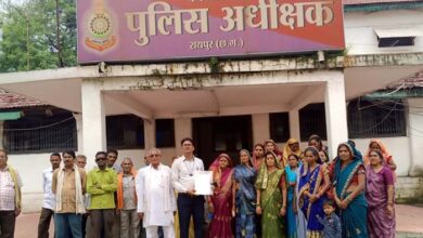 एजुकेशन हब नरदहा में शराब कोचियों का बोलबाला , ग्रामीणों ने खोला मोर्चा , सौंपा ज्ञापन एजुकेशन हब नरदहा में शराब कोचियों का बोलबाला , ग्रामीणों ने खोला मोर्चा , सौंपा ज्ञापन