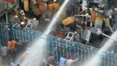 कोलकाता कांड: पुलिस ने प्रदर्शनकारियों पर वाटर कैनन से पानी की बौछारें की