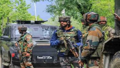 अनंतनाग में आतंकियों से मुठभेड़, 2 जवान शहीद, 3 घायल: फायरिंग में 1 नागरिक की मौत