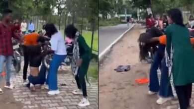 बॉयफ्रेंड के चक्कर में भिड़ गई लड़कियां, एक-दूसरे के बाल पकड़कर पीटा बॉयफ्रेंड के चक्कर में भिड़ गई लड़कियां, एक-दूसरे के बाल पकड़कर पीटा