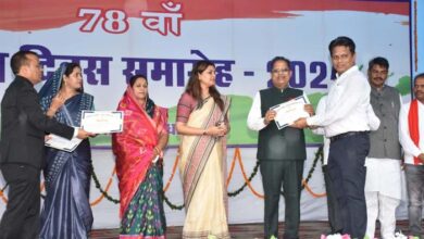 विधायक अमर अग्रवाल ने कवर्धा के मुख्य समारोह में ध्वजारोहण किया और जनता को मुख्यमंत्री का संदेश दिया विधायक अमर अग्रवाल ने कवर्धा के मुख्य समारोह में ध्वजारोहण किया और जनता को मुख्यमंत्री का संदेश दिया