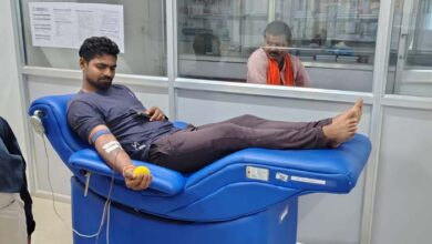 पूर्व मुख्यमंत्री भुपेश के जन्म दिवस पर शहर अध्यक्ष हेमंत ठाकुर ने किया रक्तदान