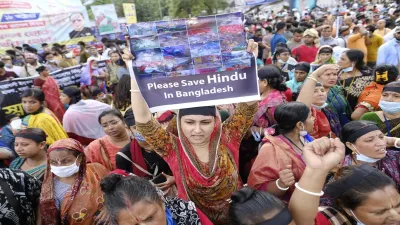 बिगड़ते हालातो के बीच हाथों में पोस्टर लेकर उतरे हजारों हिन्दू बिगड़ते हालातो के बीच हाथों में पोस्टर लेकर उतरे हजारों हिन्दू