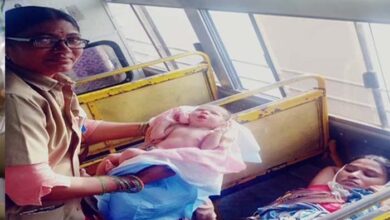 सराहनीय कार्य! चलती बस में एक महिला ने बच्ची को दिया जन्म, प्रसव के दौरान कंडक्टर ने दिखाई मानवता सराहनीय कार्य! चलती बस में एक महिला ने बच्ची को दिया जन्म, प्रसव के दौरान कंडक्टर ने दिखाई मानवता