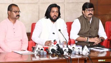 देवेंद्र यादव ने सफेद झंडा पैर के पास रखकर समाज की भावनाओं का अपमान किया: गुरु खुशवंत देवेंद्र यादव ने सफेद झंडा पैर के पास रखकर समाज की भावनाओं का अपमान किया: गुरु खुशवंत