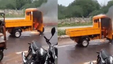 рдкреБрд▓рд┐рд╕ рдиреЗ рдХрд╛рдЯрд╛ рдЪрд╛рд▓рд╛рди рддреЛ рдЧреБрд╕реНрд╕рд╛рдП рд╢рдЦреНрд╕ рдиреЗ рдЬрд▓рд╛ рдбрд╛рд▓реА рд▓реЛрдбрд░ рдкреБрд▓рд┐рд╕ рдиреЗ рдХрд╛рдЯрд╛ рдЪрд╛рд▓рд╛рди рддреЛ рдЧреБрд╕реНрд╕рд╛рдП рд╢рдЦреНрд╕ рдиреЗ рдЬрд▓рд╛ рдбрд╛рд▓реА рд▓реЛрдбрд░