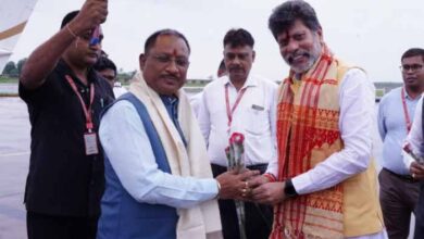 मुख्यमंत्री साय का एयरपोर्ट में किया गया आत्मीय स्वागत मुख्यमंत्री साय का एयरपोर्ट में किया गया आत्मीय स्वागत