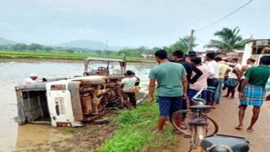 स्कूली विद्यार्थियों से भरी टाटा मैजिक खेत में पलटी, मची चीख पुकार,
