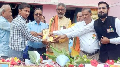 रिटायर्ड आर्मी के जवान व शिक्षक अब्दुल सईद खान ने निभाया अपना वादा, बोर्ड परीक्षा के टॉपर बच्चों को अपने वेतन से दिया 15 हजार रुपए रिटायर्ड आर्मी के जवान व शिक्षक अब्दुल सईद खान ने निभाया अपना वादा, बोर्ड परीक्षा के टॉपर बच्चों को अपने वेतन से दिया 15 हजार रुपए