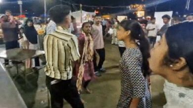 लड़कियों ने लात-घूंसों से लड़के को पीटा, जानें वजह