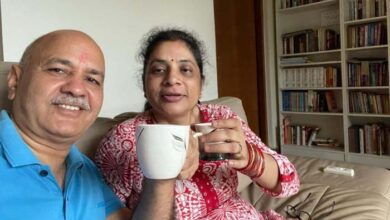 आजादी की सुबह की पहली चाय, सिसोदिया ने पत्नी के साथ तस्वीर शेयर कर कही ये बात