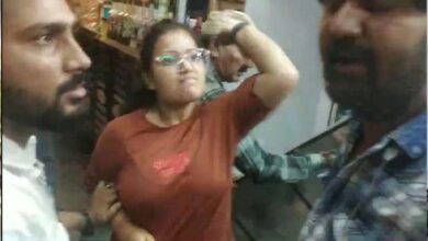 अपर आयुक्त के सामने ही युवती ने कर्मचारी को जड़ दिया थप्पड़, FIR दर्ज