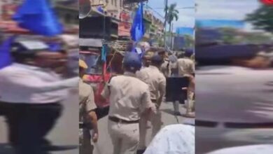 भारत बंद : भारी मिस्टेक हो गया, विरोध कर रहे लोगों पर लाठीचार्ज के बीच SDM साहब भी पिट गए