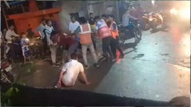 सिक्योरिटी गार्ड्स की गुंडागर्दी, सुरक्षा के लिए लगाए लठैत आम लोगों पर ही बरसा रहे लाठी सिक्योरिटी गार्ड्स की गुंडागर्दी, सुरक्षा के लिए लगाए लठैत आम लोगों पर ही बरसा रहे लाठी