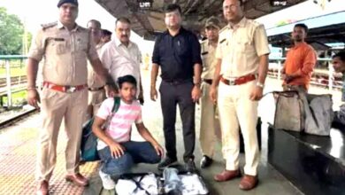 रेलवे कोच का अटेंडर यात्रियों को बेच रहा था शराब