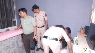 आधी रात सादे ड्रेस में कैफ़े पहुँचे एसपी संतोष सिंह, कई कैफ़े और रेस्टोरेंट पर की कार्रवाई आधी रात सादे ड्रेस में कैफ़े पहुँचे एसपी संतोष सिंह, कई कैफ़े और रेस्टोरेंट पर की कार्रवाई