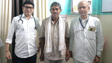 प्रभावित होकर 60 वर्षीय बुजुर्ग में किया देह दान का ऐलान, लोहारा बीएमओ से मिलकर की पहल