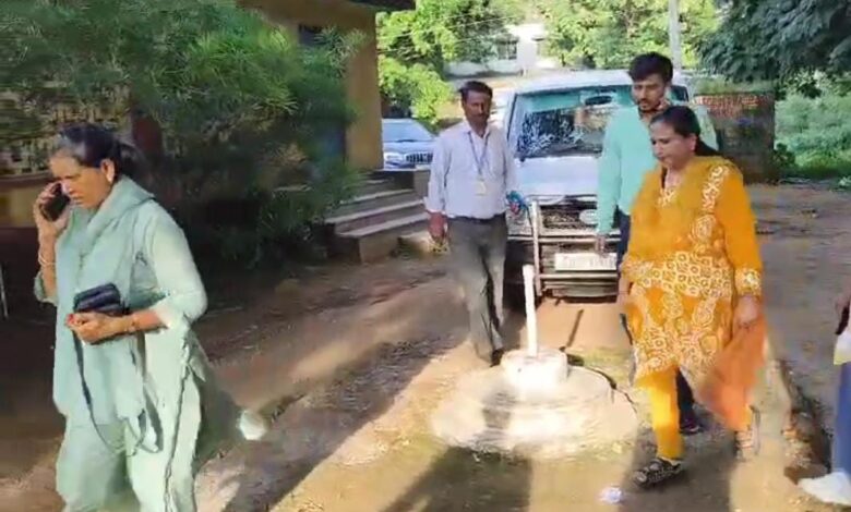 महिला अधिकारी रिश्वत लेते अरेस्ट, ACB ने की कार्रवाई महिला अधिकारी रिश्वत लेते अरेस्ट, ACB ने की कार्रवाई