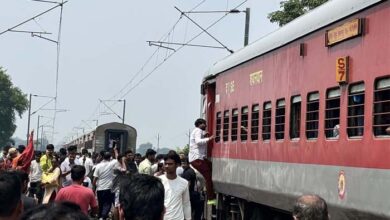 बड़ा हादसाः ट्रेन 2 टुकड़ों में बंटी, यात्रियों में मची चीख-पुकार