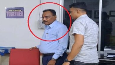 рдХрд▓реЗрдХреНрдЯрд░ рдХреЛ рджреЛ рд▓рд╛рдЦ рдХреА рдШреБрд╕, рдЕрдВрдмреБрдЬрд╛ рд╕реАрдореЗрдВрдЯ рдХрд╛ рдЕрдлрд╕рд░ рдЧрд┐рд░рдлреНрддрд╛рд░ рдХрд▓реЗрдХреНрдЯрд░ рдХреЛ рджреЛ рд▓рд╛рдЦ рдХреА рдШреБрд╕, рдЕрдВрдмреБрдЬрд╛ рд╕реАрдореЗрдВрдЯ рдХрд╛ рдЕрдлрд╕рд░ рдЧрд┐рд░рдлреНрддрд╛рд░