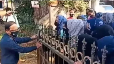 विरोध के बाद हिजाब पर ‘बैन’ लगाने वाले प्रिंसिपल को सम्मानित करने का फैसला वापस विरोध के बाद हिजाब पर ‘बैन’ लगाने वाले प्रिंसिपल को सम्मानित करने का फैसला वापस