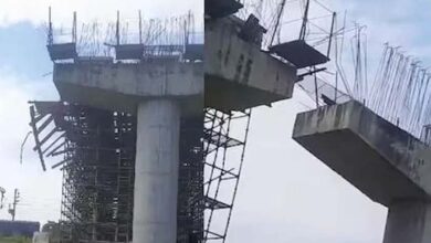 निर्माणाधीन पुल का संपर्क पथ दो पिलरों के बीच धराशाई