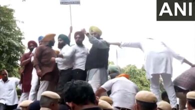 राहुल गांधी के आवास के बाहर खिलाफ BJP का प्रदर्शन