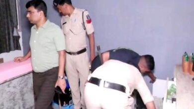 SSP संतोष कुमार सिंह सिविल-ड्रेस में पहुंचे ढाबे, ऑर्डर की शराब, फिर… SSP संतोष कुमार सिंह सिविल-ड्रेस में पहुंचे ढाबे, ऑर्डर की शराब, फिर…