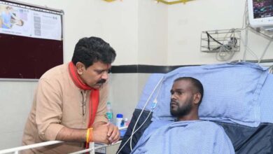 नक्सली हमले में घायल जवान से रात में ही मिलने हॉस्पिटल पहुंचे उपमुख्यमंत्री शर्मा नक्सली हमले में घायल जवान से रात में ही मिलने हॉस्पिटल पहुंचे उपमुख्यमंत्री शर्मा